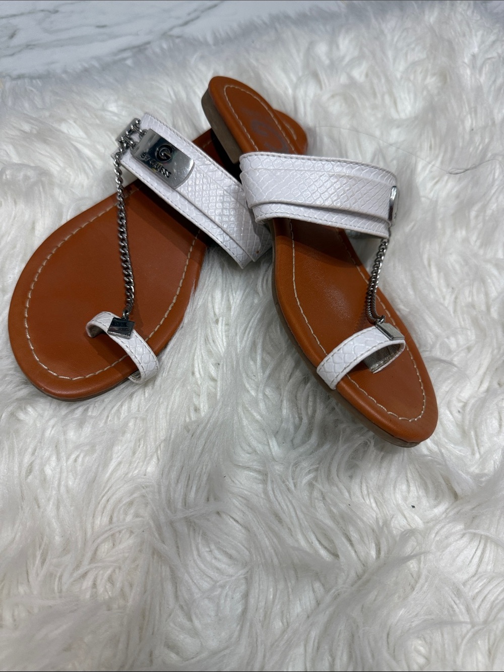Guess White Leather Chain-Accent Toe-Ring Sandals